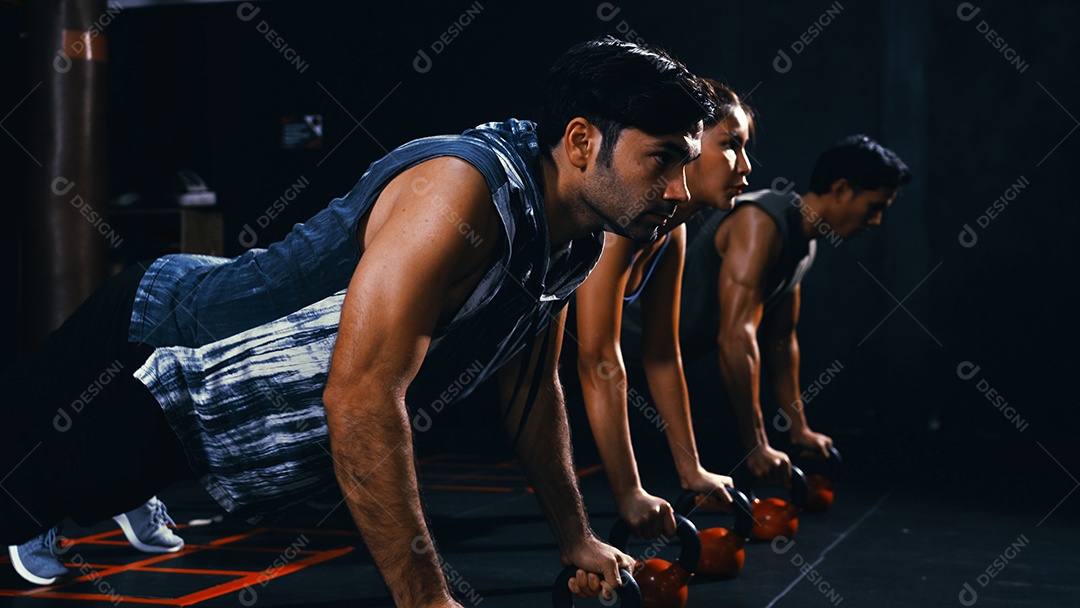 Esportistas treinando na academia