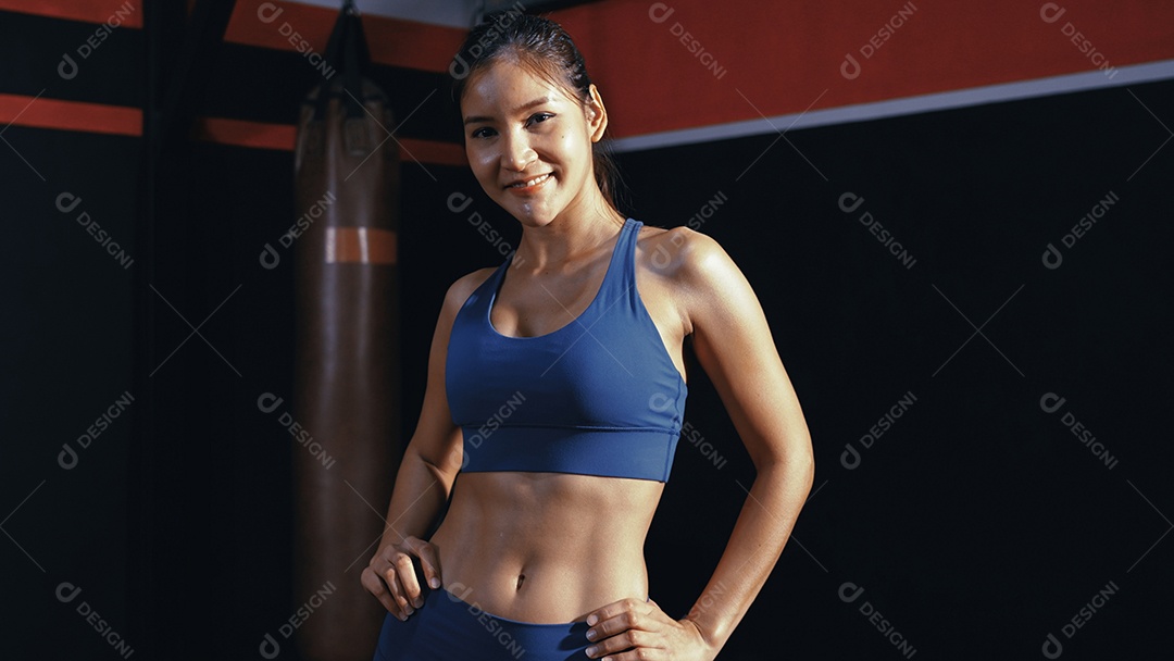 Esportistas treinando na academia