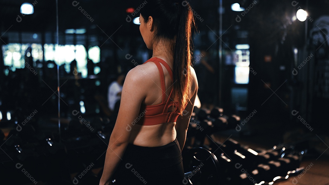 Esportistas treinando na academia