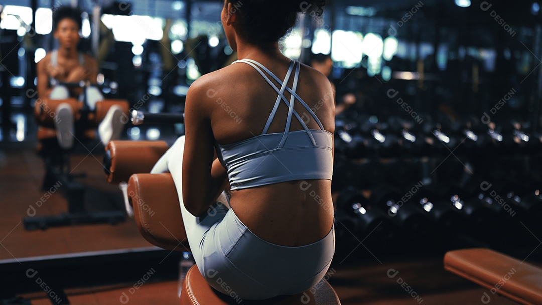 Esportistas treinando na academia