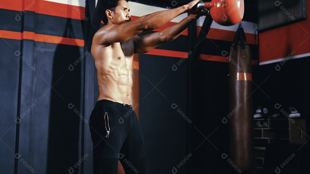 Esportistas treinando na academia