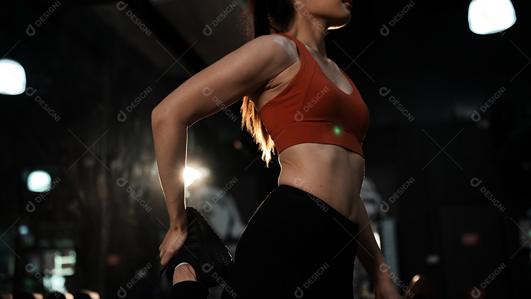 Esportistas treinando na academia