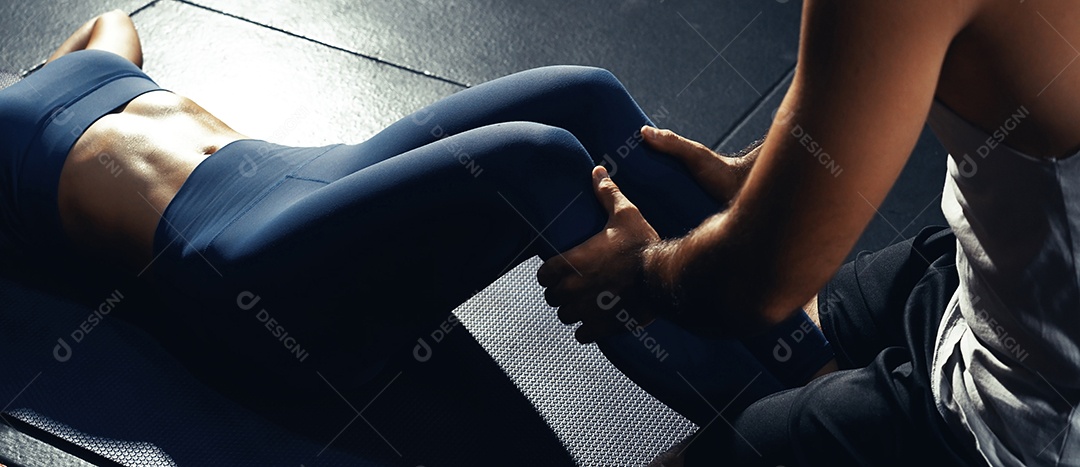 Esportistas treinando na academia