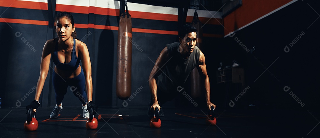 Esportistas treinando na academia