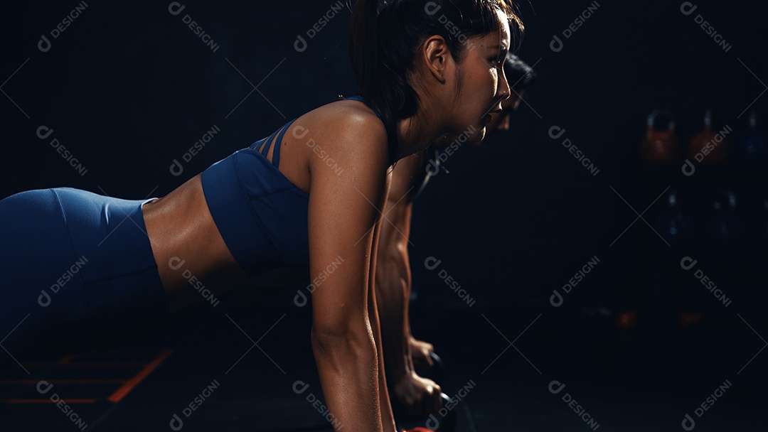 Esportistas treinando na academia