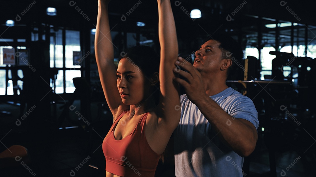 Esportistas treinando na academia