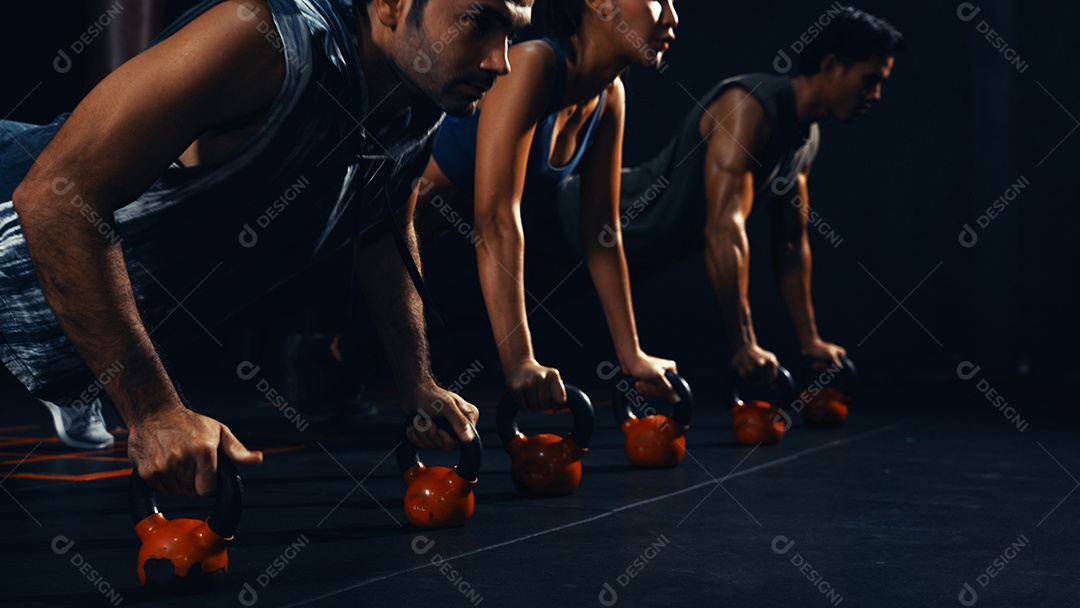 Esportistas treinando na academia