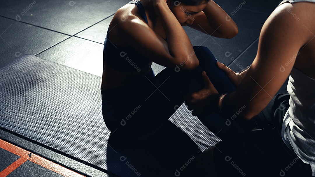 Esportistas treinando na academia