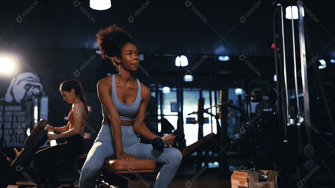 Esportistas treinando na academia