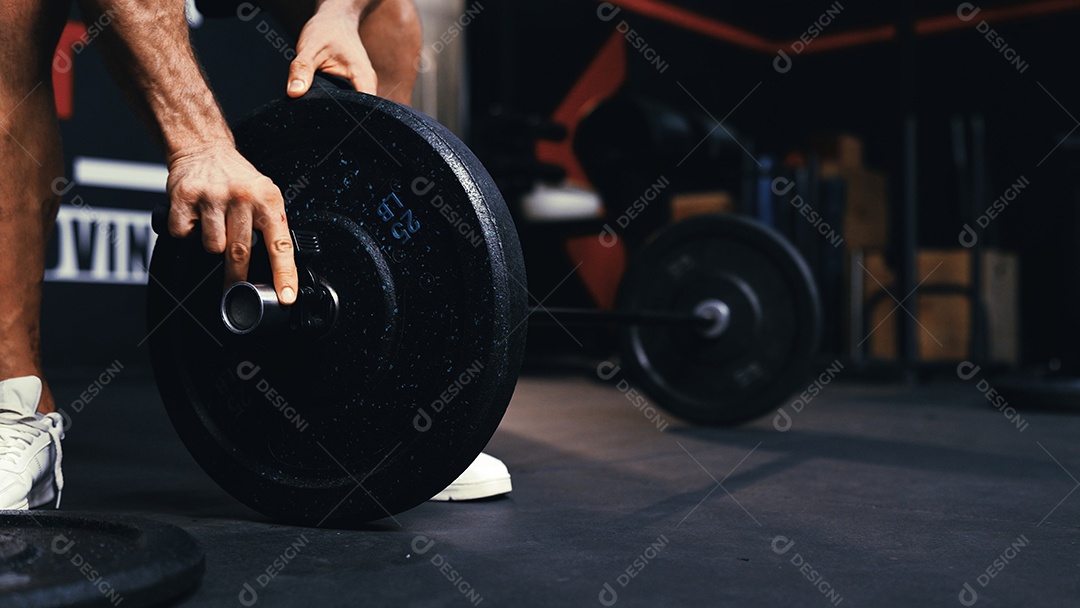 Esportistas treinando na academia