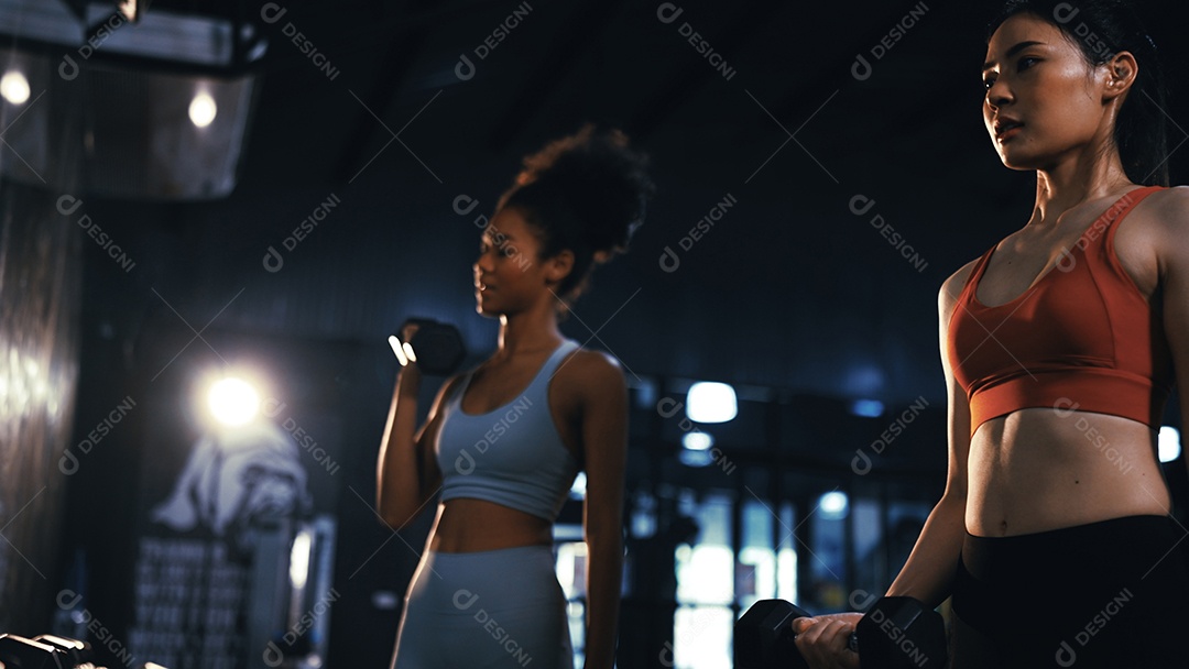 Esportistas treinando na academia