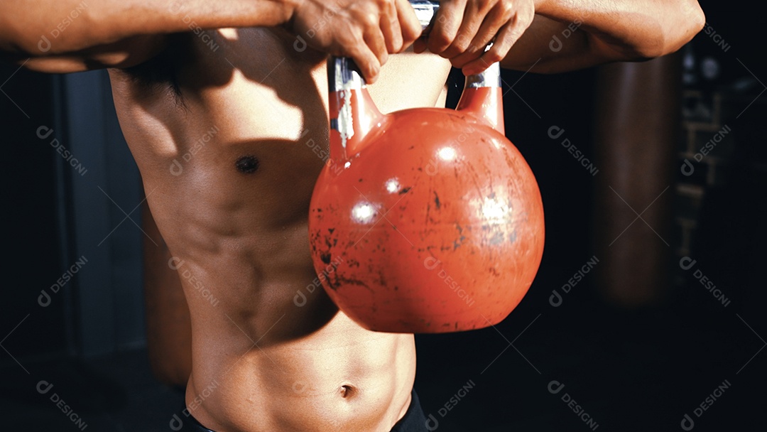 Esportistas treinando na academia