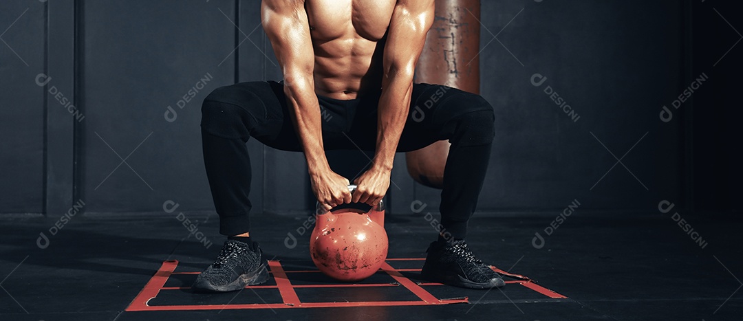 Treinamento de ginástica com levantamento de peso de kettlebells e musculação