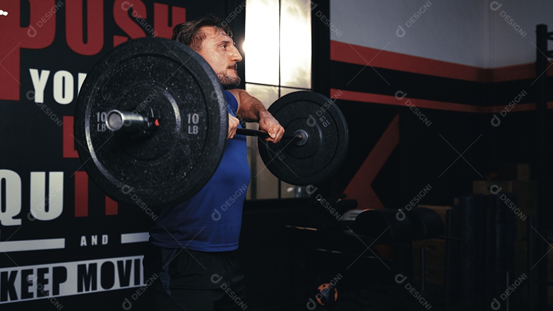 Exercício de musculação de treino de esportista