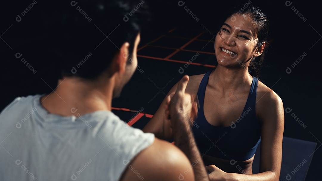Treinador treinando a desportista na academia