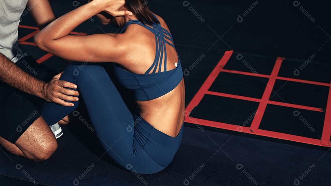 Treinador treinando a desportista na academia