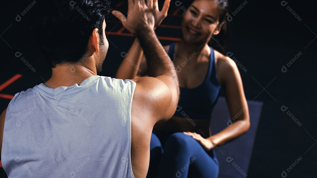 Treinador treinando a desportista na academia