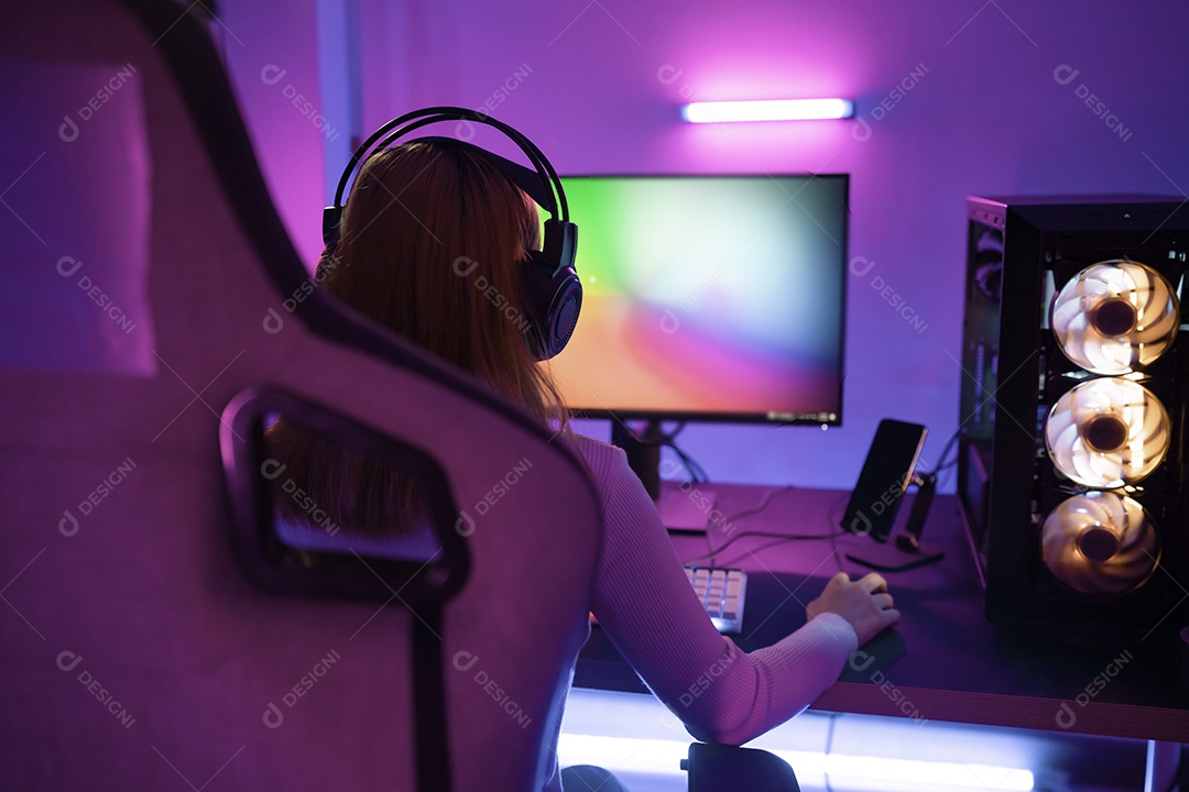 Uma jogadora profissional joga videogames online