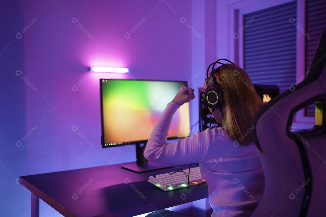 Uma jogadora profissional joga videogame online