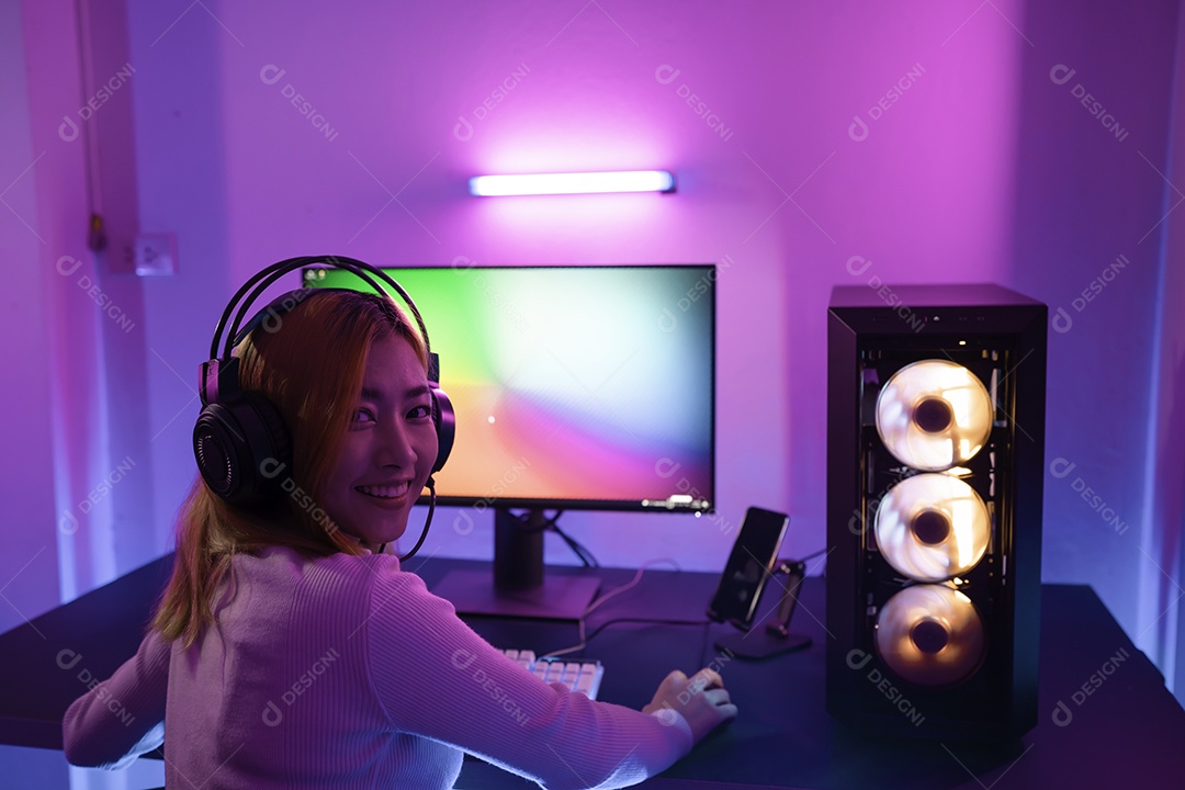 Uma jogadora profissional joga videogame online