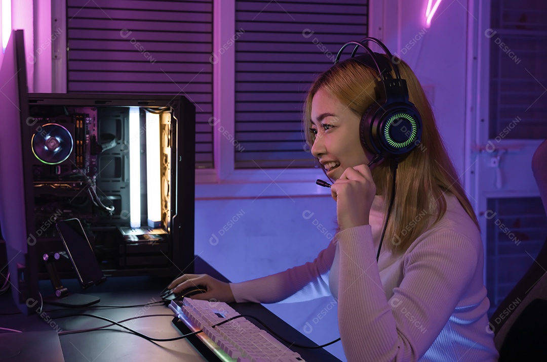 Uma jogadora profissional joga videogame online