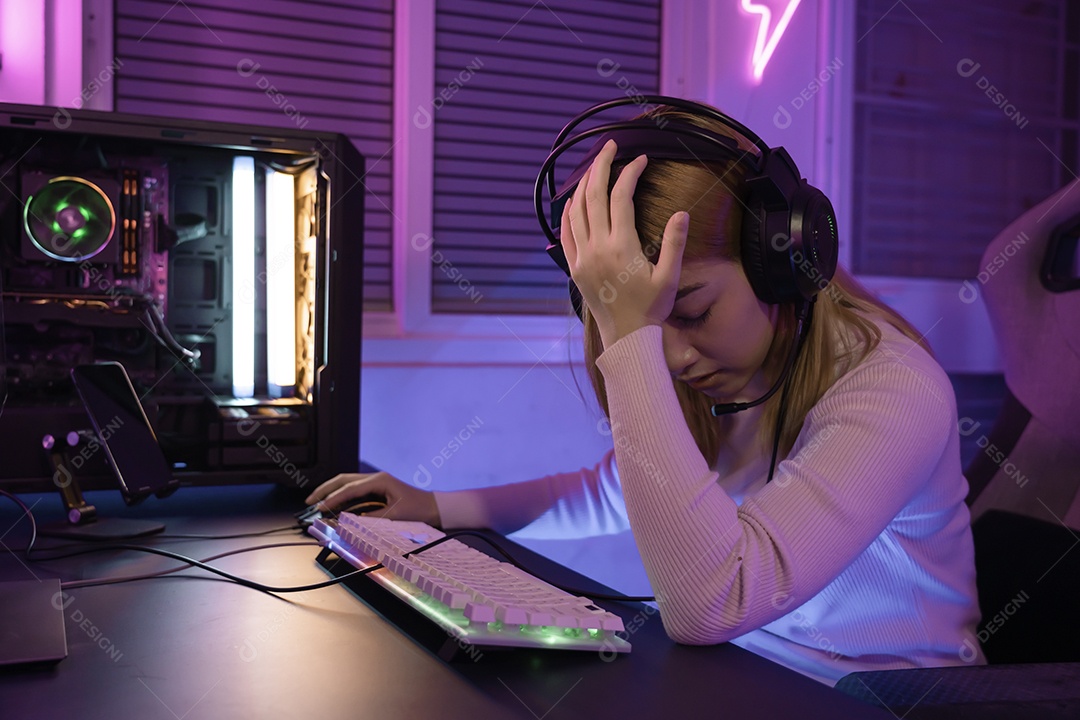 Uma jogadora profissional joga videogames online