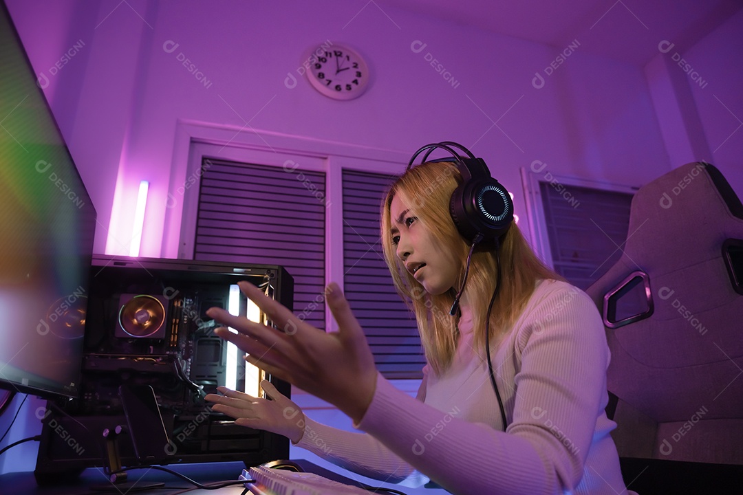 Uma jogadora profissional joga videogames online