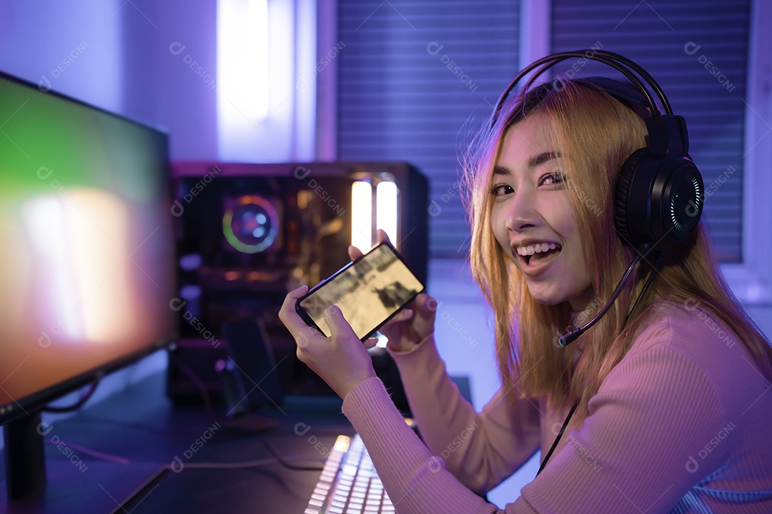 Uma jogadora profissional joga videogame online