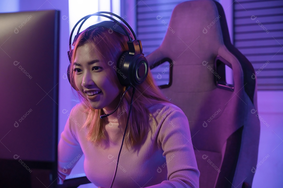 Uma jogadora profissional joga videogame online