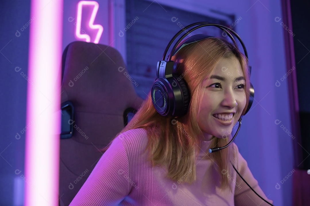 Uma jogadora profissional joga videogame online