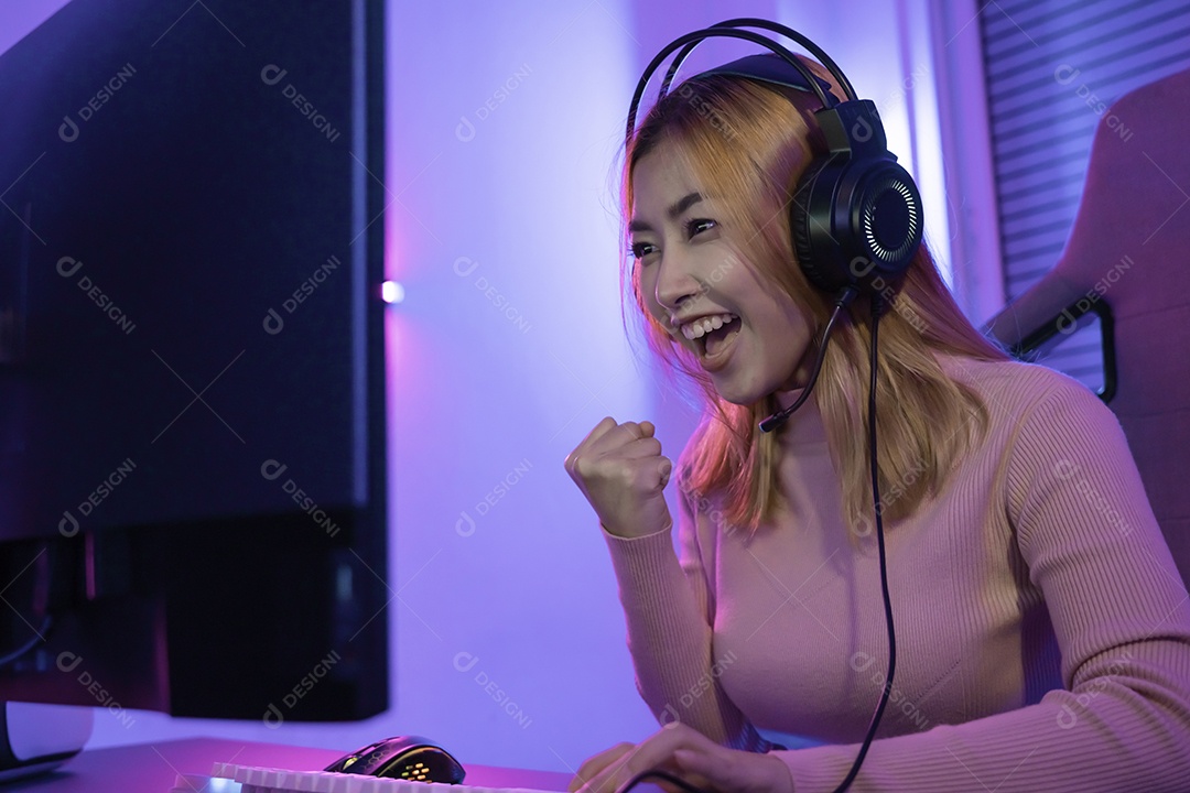 Uma jogadora profissional joga videogame online