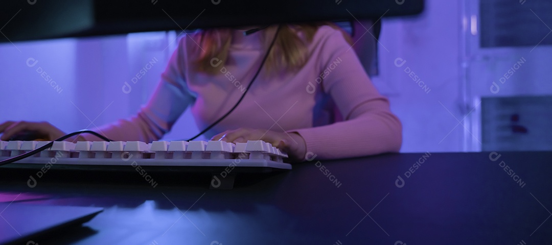 Uma jogadora profissional joga videogame online