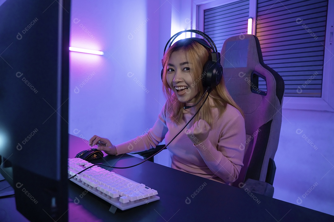 Uma jogadora profissional joga videogame online