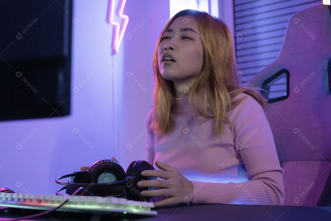 Uma jogadora profissional joga videogame online