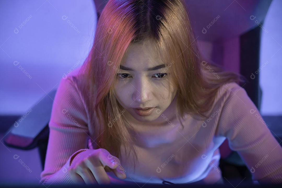 Uma jogadora profissional joga videogame online