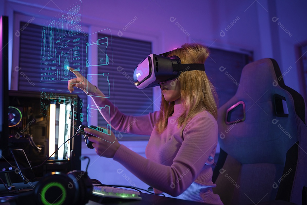 Uma jogadora profissional joga videogame online