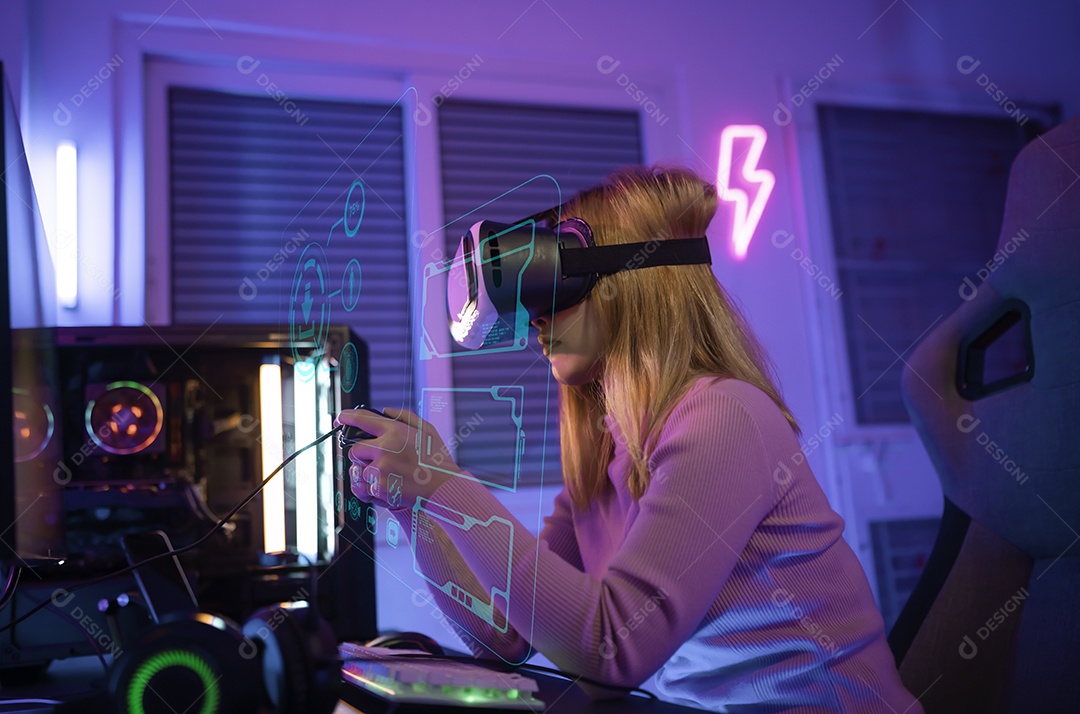 Uma jogadora profissional joga videogame online