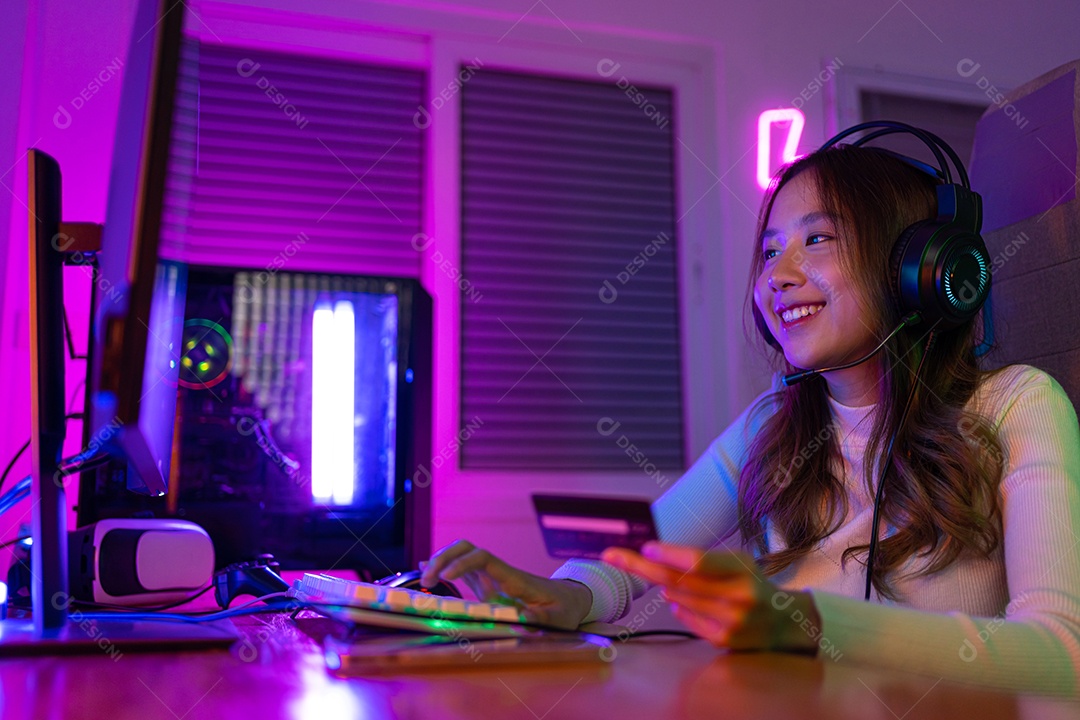 Recarregue o jogo online com o conceito de cartão de crédito.