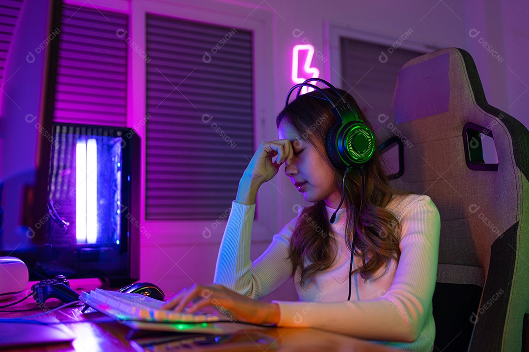 Jogador e E-Sport online de mulher asiática jogando videogame com os olhos cansados