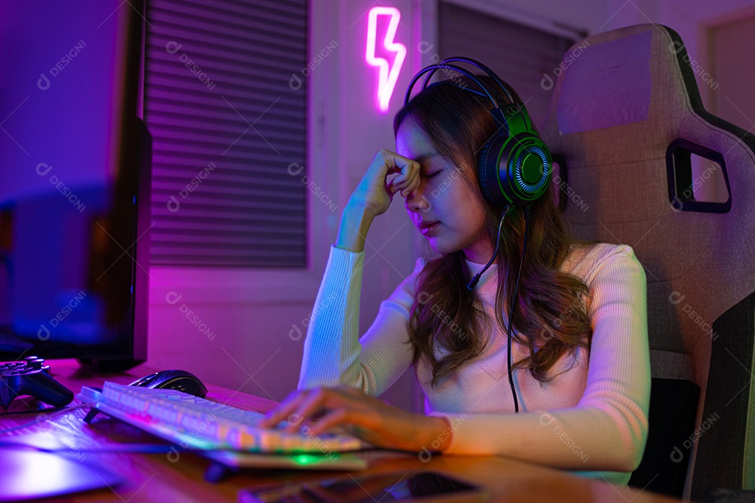 Jogador e E-Sport online de mulher asiática jogando videogame com olhos cansados.