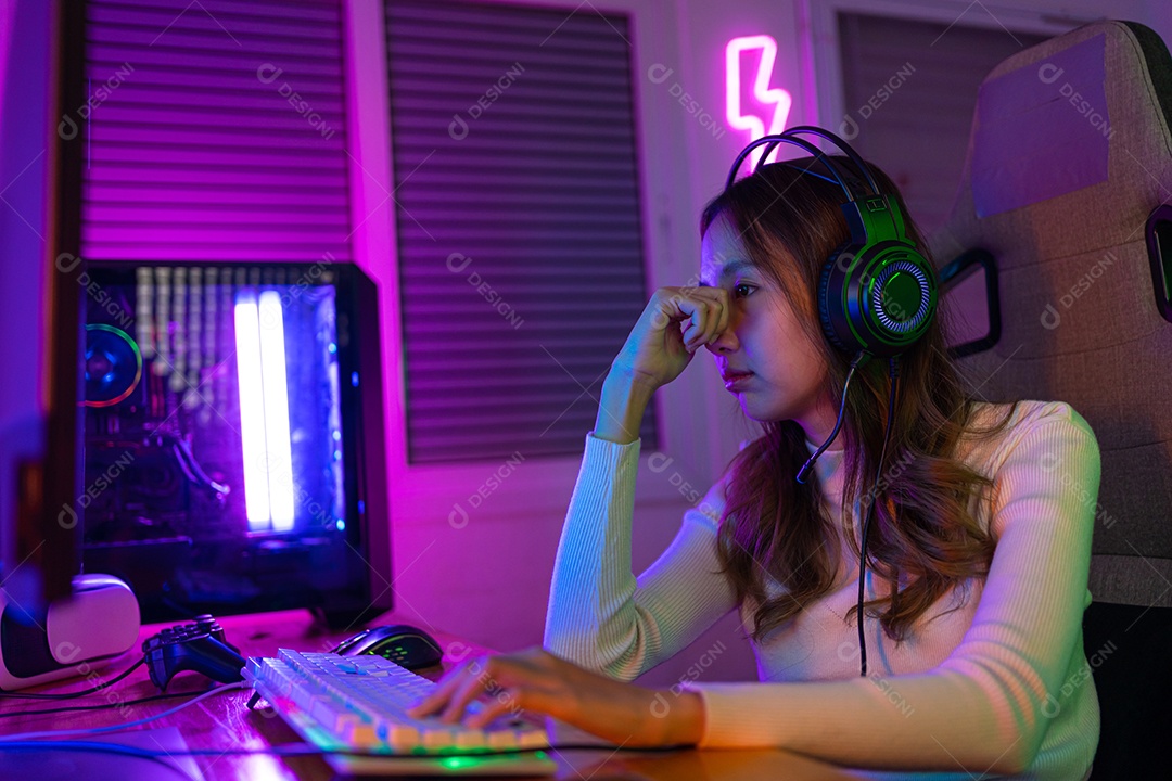 Jogador e E-Sport online de mulher asiática jogando videogame com olhos cansados.