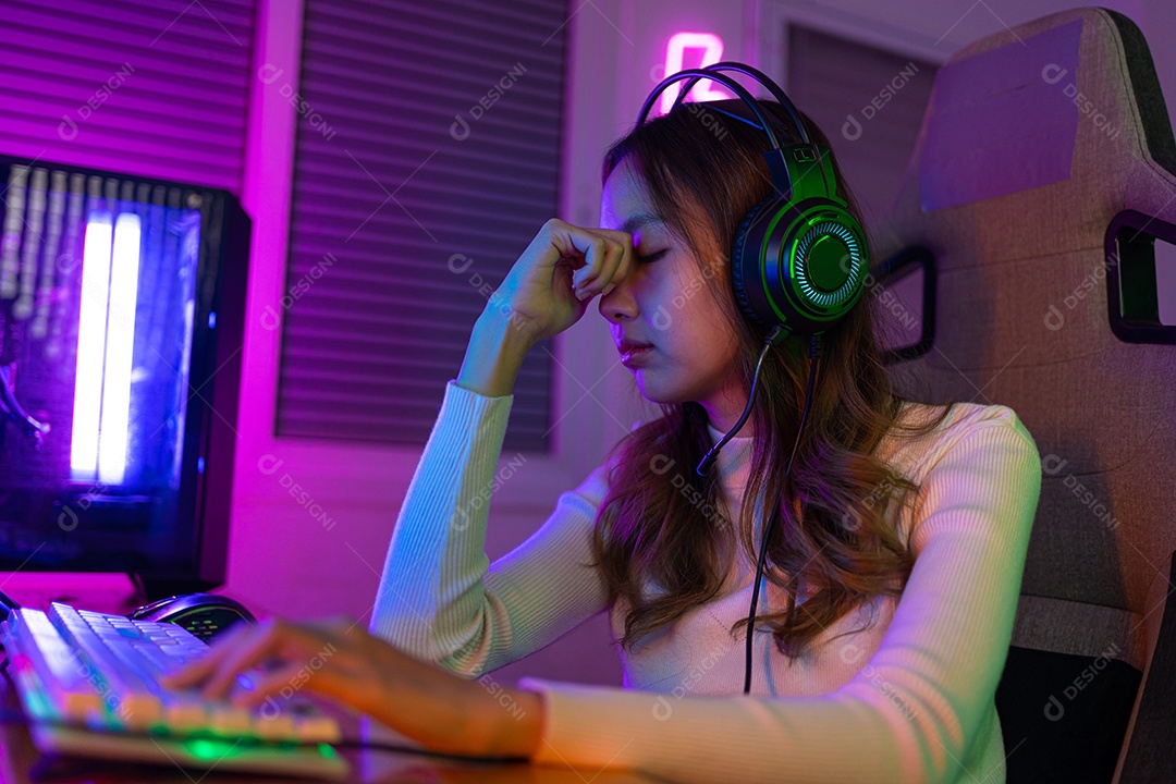 Jogador e E-Sport online de mulher asiática jogando videogame com olhos cansados.