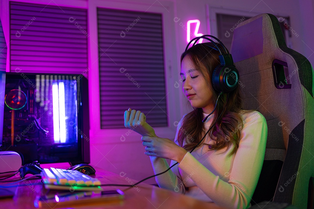 Jogador e E-Sport online de mulher asiática jogando videogame com dor no pulso