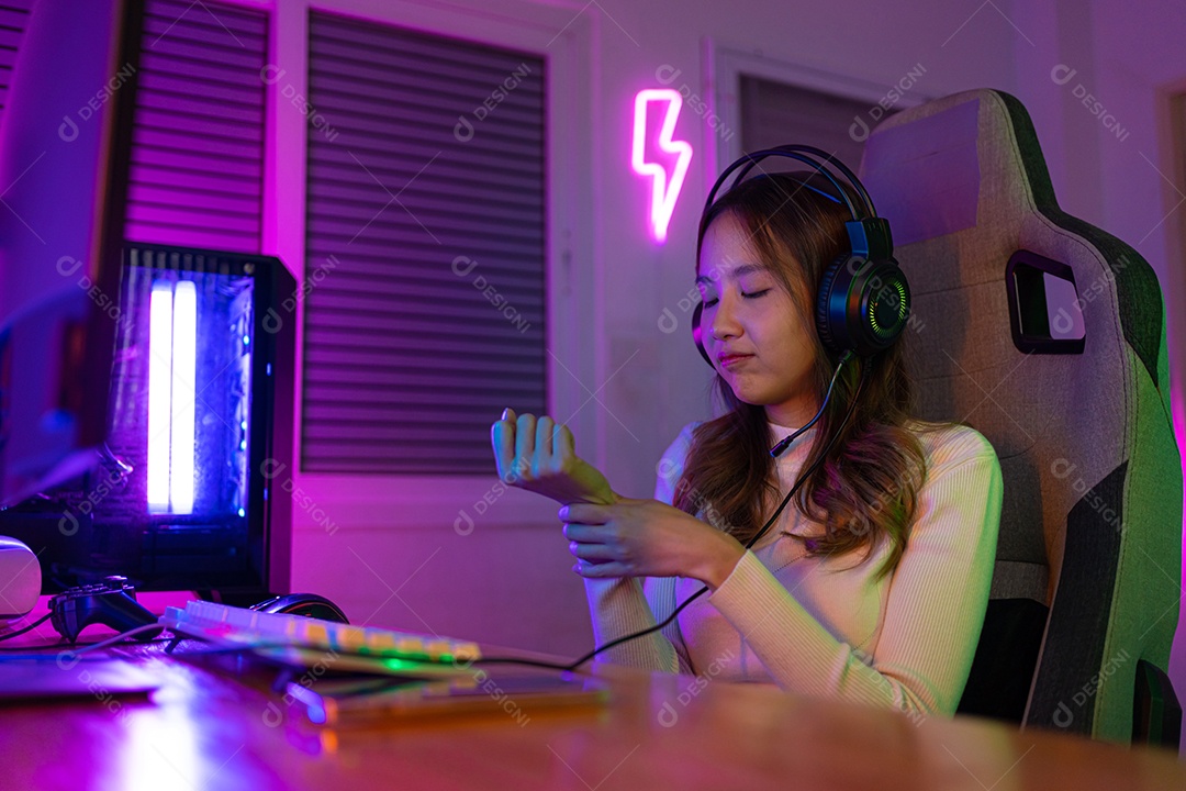 Jogador e E-Sport online de mulher asiática jogando videogame com dor no pulso