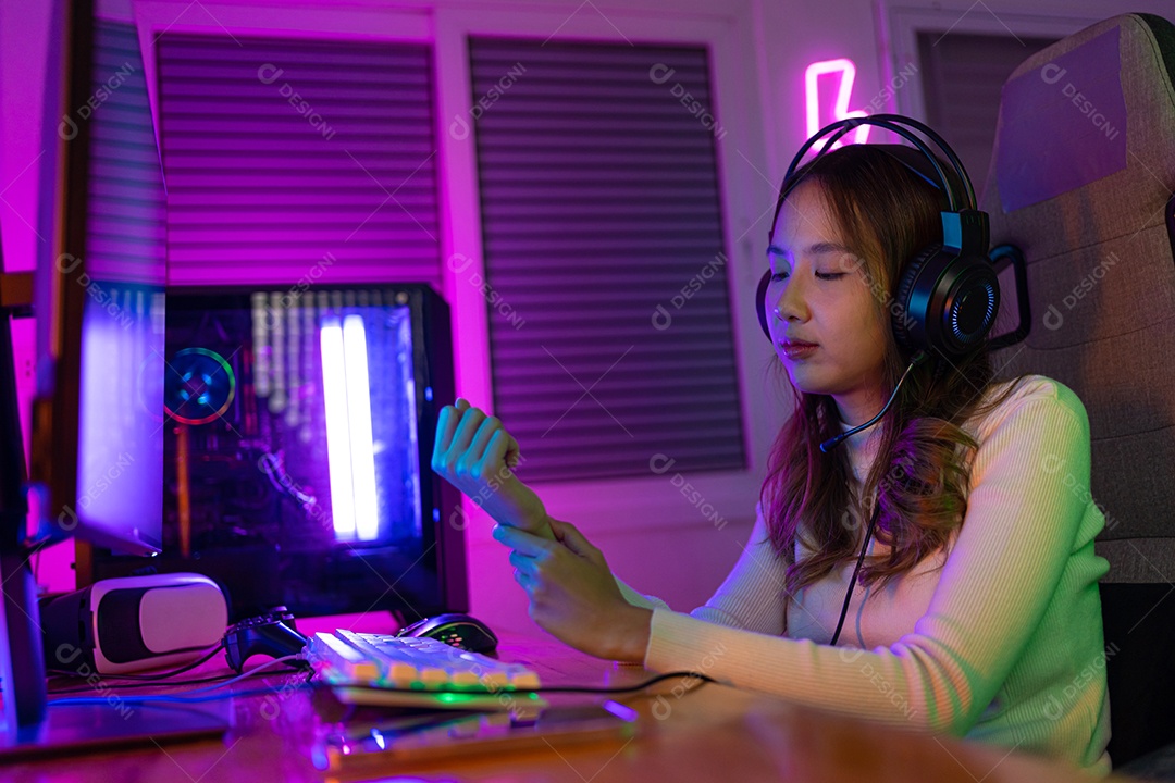 Jogador e E-Sport online de mulher asiática jogando videogame com dor no pulso