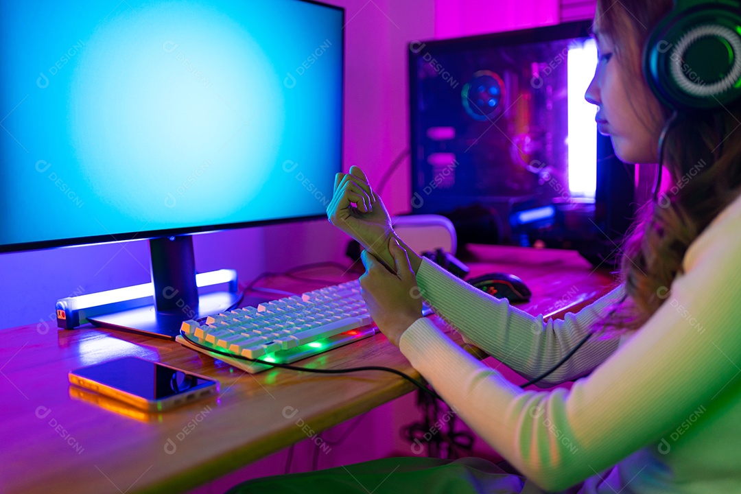 Jogador e E-Sport online de mulher asiática jogando videogame com dor no pulso