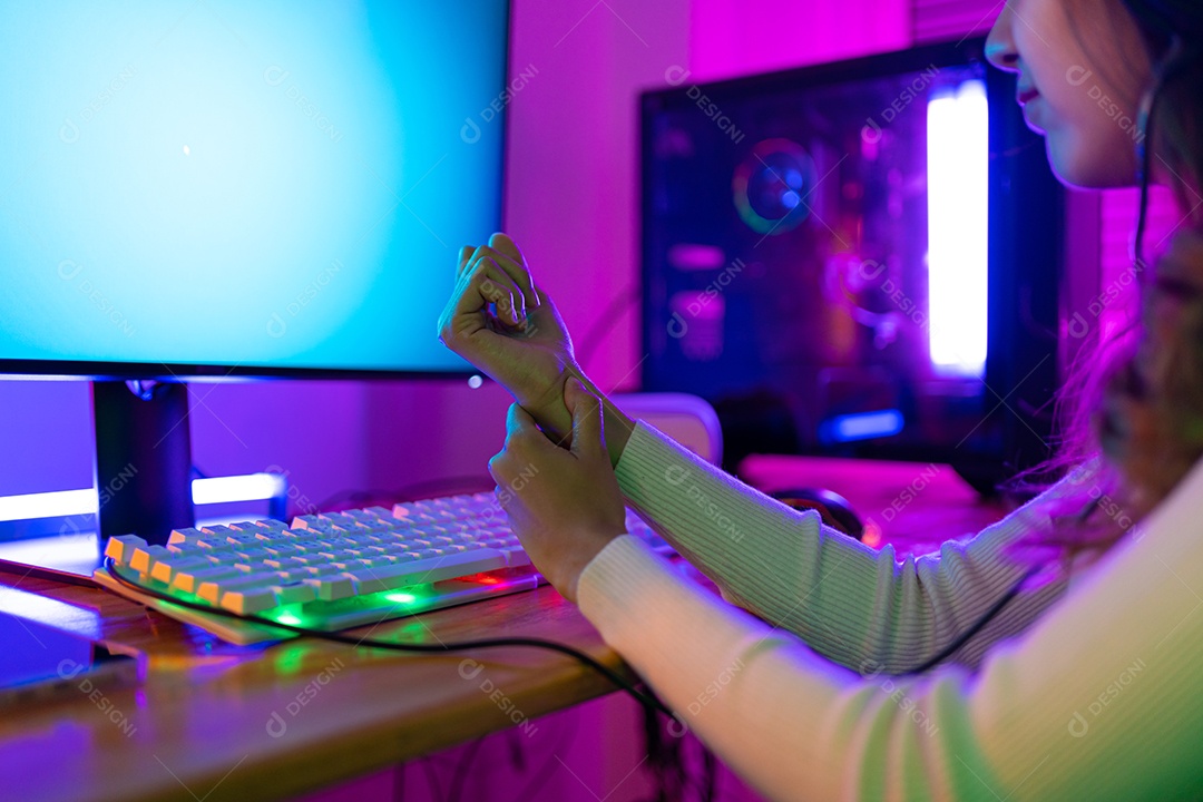 Jogador e E-Sport online de mulher asiática jogando videogame com dor no pulso
