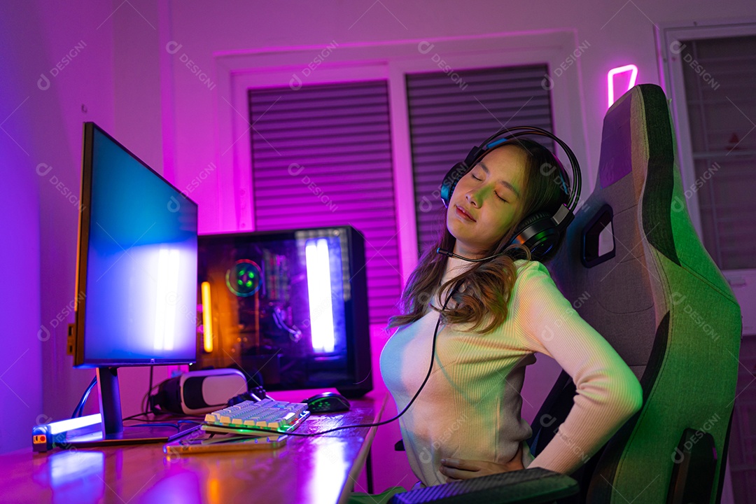 Jogador e E-Sport online de mulher asiática jogando videogame dor nas costas.