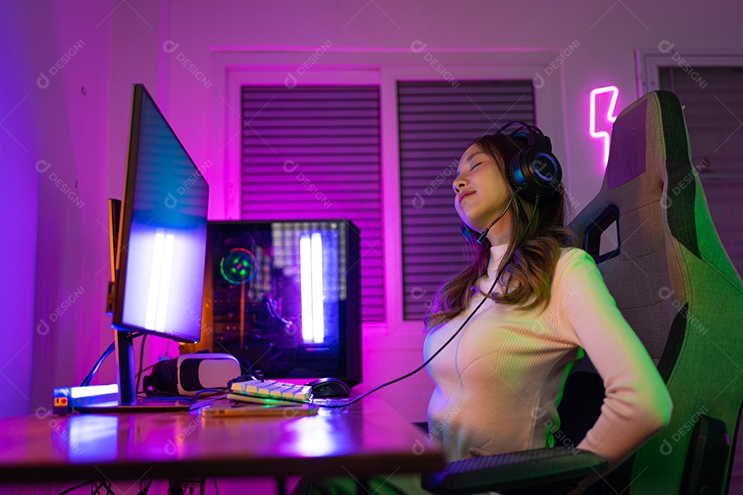 Jogador e E-Sport online de mulher asiática jogando videogame dor nas costas.