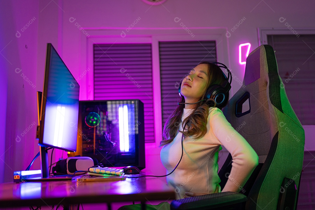 Jogador e E-Sport online de mulher asiática jogando videogame dor nas costas.
